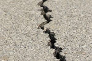 Pęknięcie w asfalcie