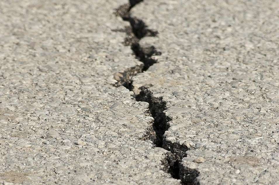 Pęknięcie w asfalcie